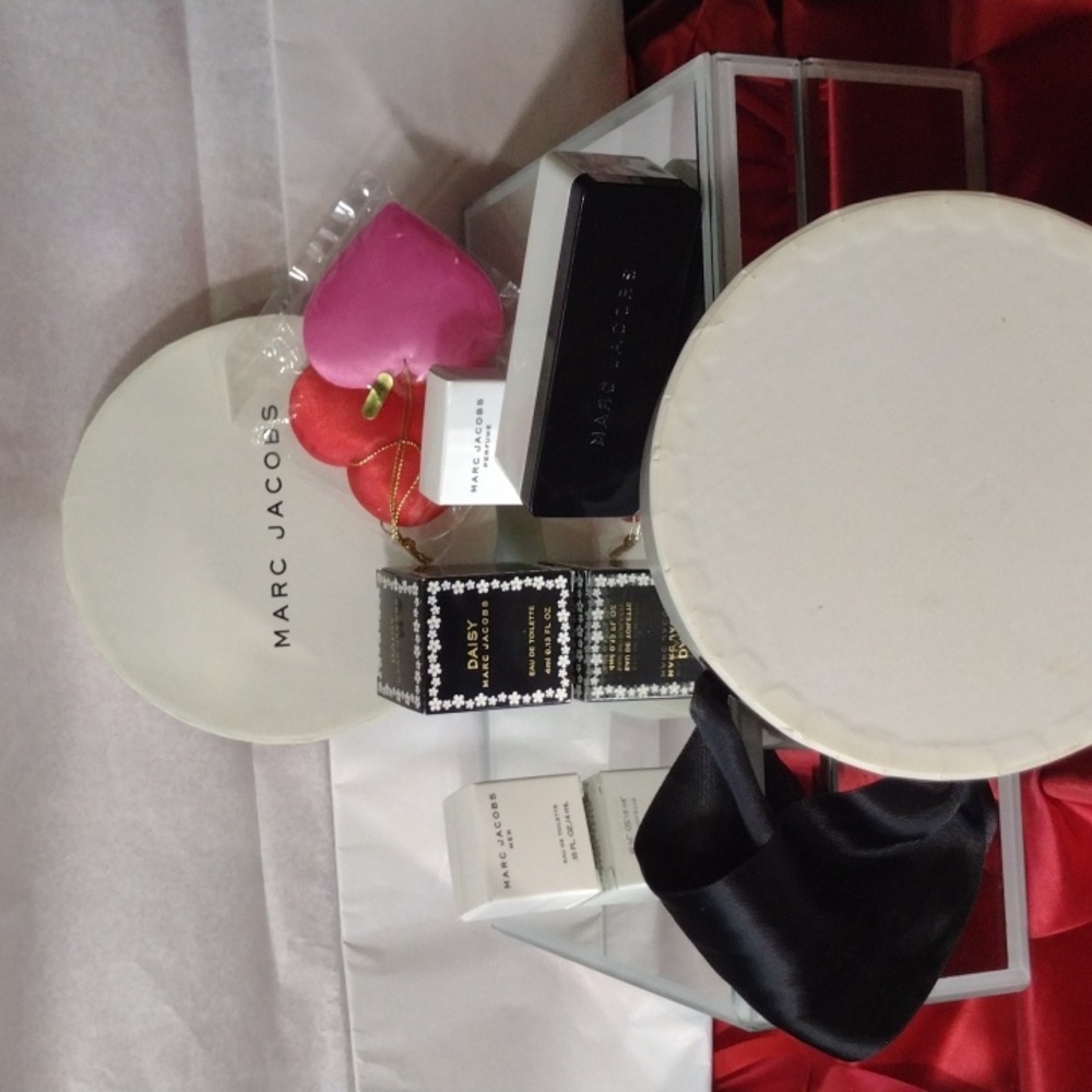 MARC JACOBS 🎁 Perfume, 2 Eau de Toilette, Perfumed Lotion, Permanent Case NWT - Picture 9 of 11